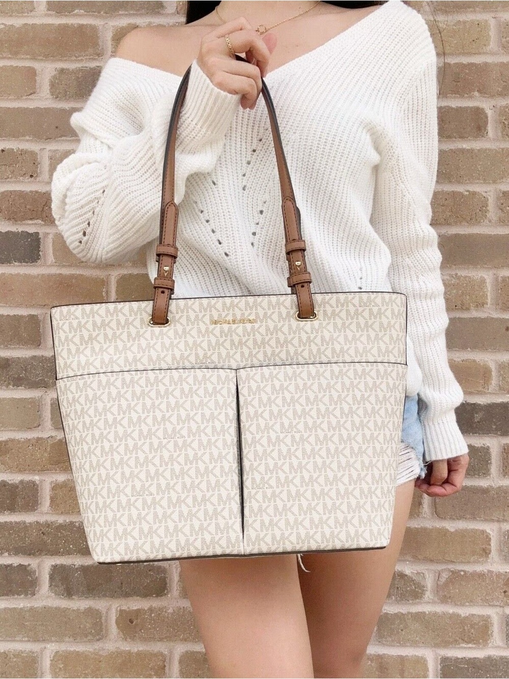 MICHAEL KORS Bedford Medium Zip Pocket Tote in Vanilla and Acorn
